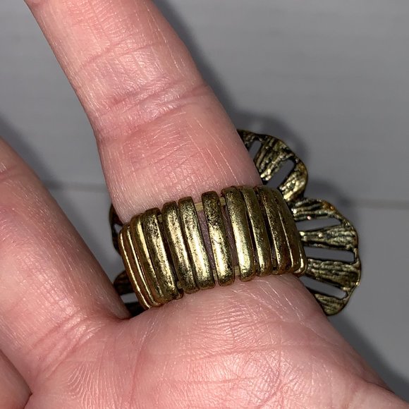 Costume Bronze Flower Sizeable Ring - Picture 5 of 9